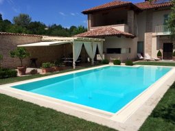 piscina interrata modello caraibi con scala in opera 